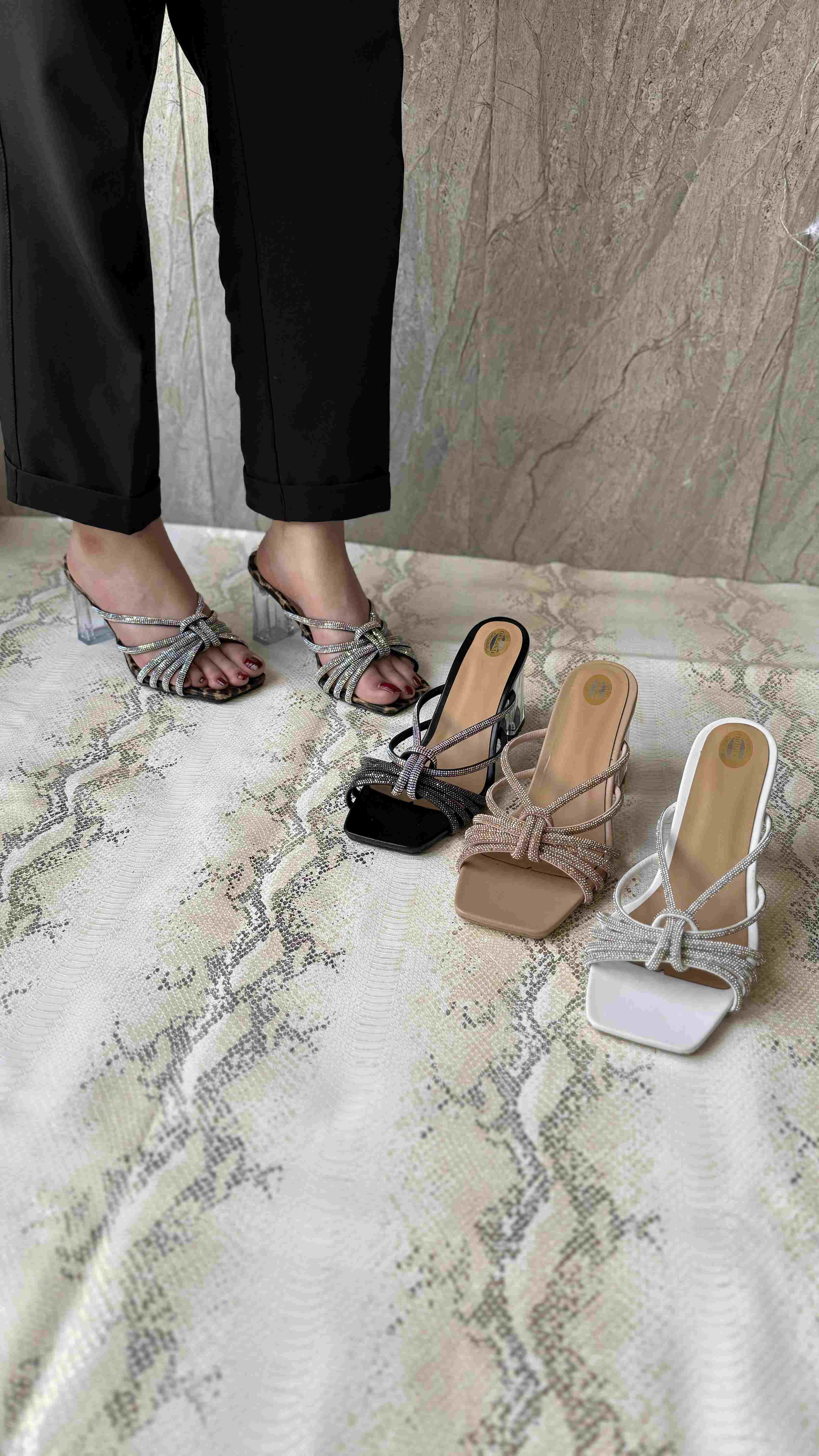 صندل مجلسی مدل نگینی خرچنگی پاشنه شیشه‌ای کد ۱۱۰